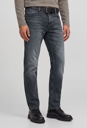 Front image of a model wearing Mike original jeans in black, by brand Jack&jones