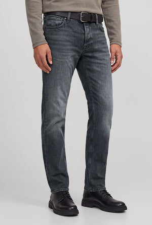 Front image of a model wearing the Mike original jeans in black, by brand Jack&jones
