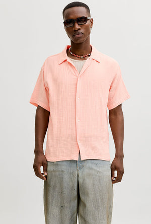 Front image of a model wearing the Nantucket double cloth ss shirt in peach, by brand Jack&jones
