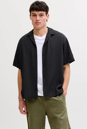 Front image of a model wearing the Sean resort shirt in black, by brand Jack&jones