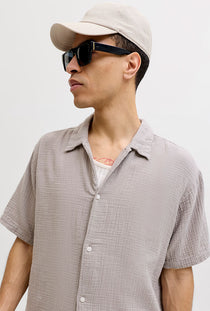 Front image of a model wearing the Soft base seersucker in beige, by brand Jack&jones