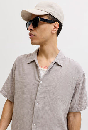 Front image of a model wearing the Soft base seersucker in beige, by brand Jack&jones