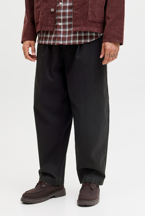 Front image of a model wearing the Jack and jones stevan dylan jogger in black, by brand Jack&jones