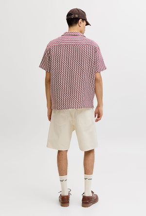 Back image of a model wearing the Tony original 017 shorts in cream, by brand Jack&jones
