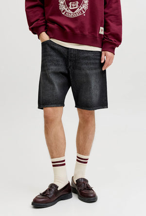 Front image of a model wearing the Tony original shorts akm 111 in black, by brand Jack&jones