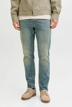 Front image of a model wearing Mike original st 550 jeans in denim, by brand Jack&jones