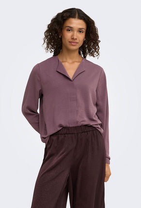 Front image of a model wearing Aya ls collar shirt in burgundy, by brand Jacqueline de yong