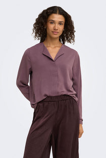 Front image of a model wearing the Aya ls collar shirt in burgundy, by brand Jacqueline de yong