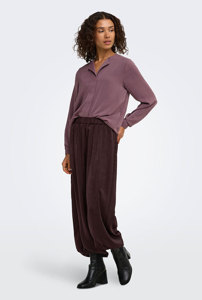 Front image of a model wearing Aya ls collar shirt in burgundy, by brand Jacqueline de yong