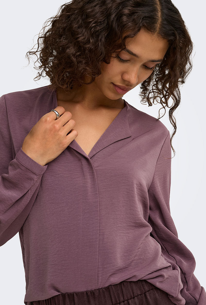 Front image of a model wearing Aya ls collar shirt in burgundy, by brand Jacqueline de yong