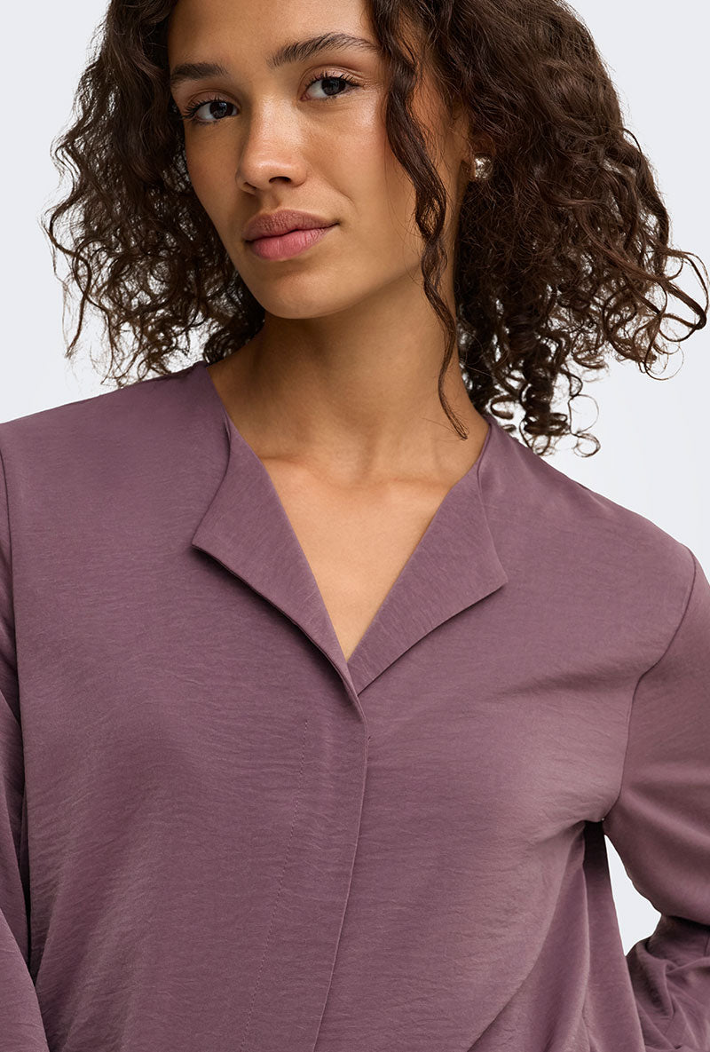 Front image of a model wearing Aya ls collar shirt in burgundy, by brand Jacqueline de yong