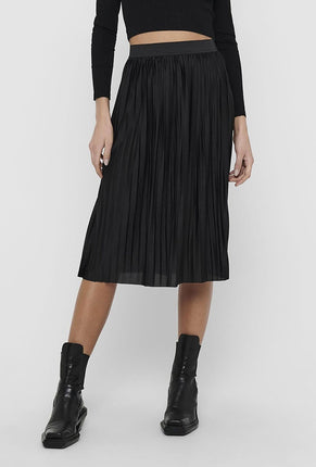 Front image of a model wearing Boa skirt in black, by brand Jacqueline de yong