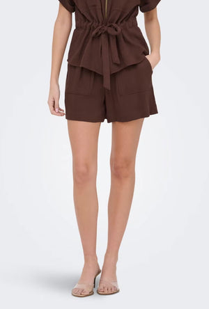 Front image of a model wearing the Mille mw shorts in brown, by brand Jacqueline de yong