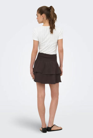 Back image of a model wearing the Theis life hw smock skirt in brown, by brand Jacqueline de yong