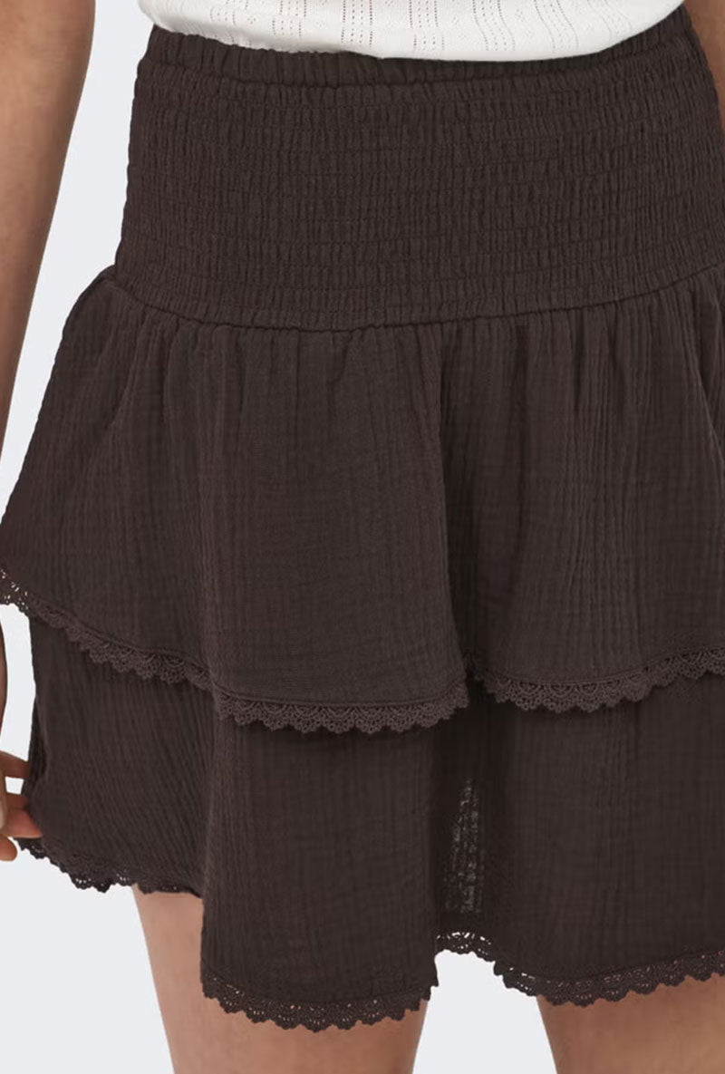 Front image of a model wearing Theis life hw smock skirt in brown, by brand Jacqueline de yong