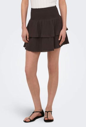 Front image of a model wearing Theis life hw smock skirt in brown, by brand Jacqueline de yong