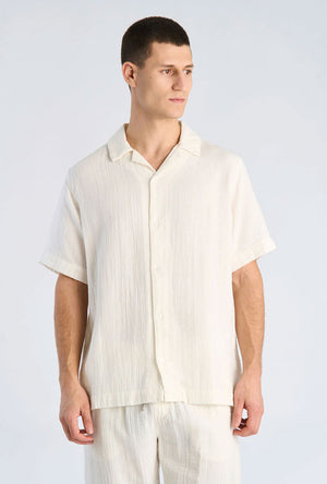 Front image of a model wearing the Cotton muslin resort shirt in off white, by brand Lindbergh