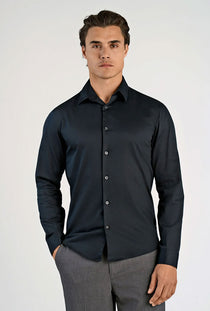 Front image of a model wearing the Plain sateen superlflex shirt in black, by brand Lindbergh