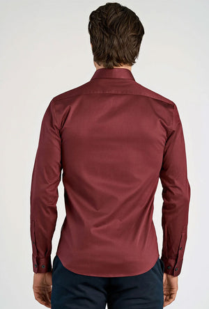 Back image of a model wearing the Plain sateen superlflex shirt in burgundy, by brand Lindbergh