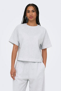Front image of a model wearing the Ofelia ss raglan sweatshirt in light grey, by brand Only