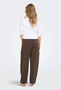 Back image of a model wearing the Ofelia sweatpants in brown, by brand Only