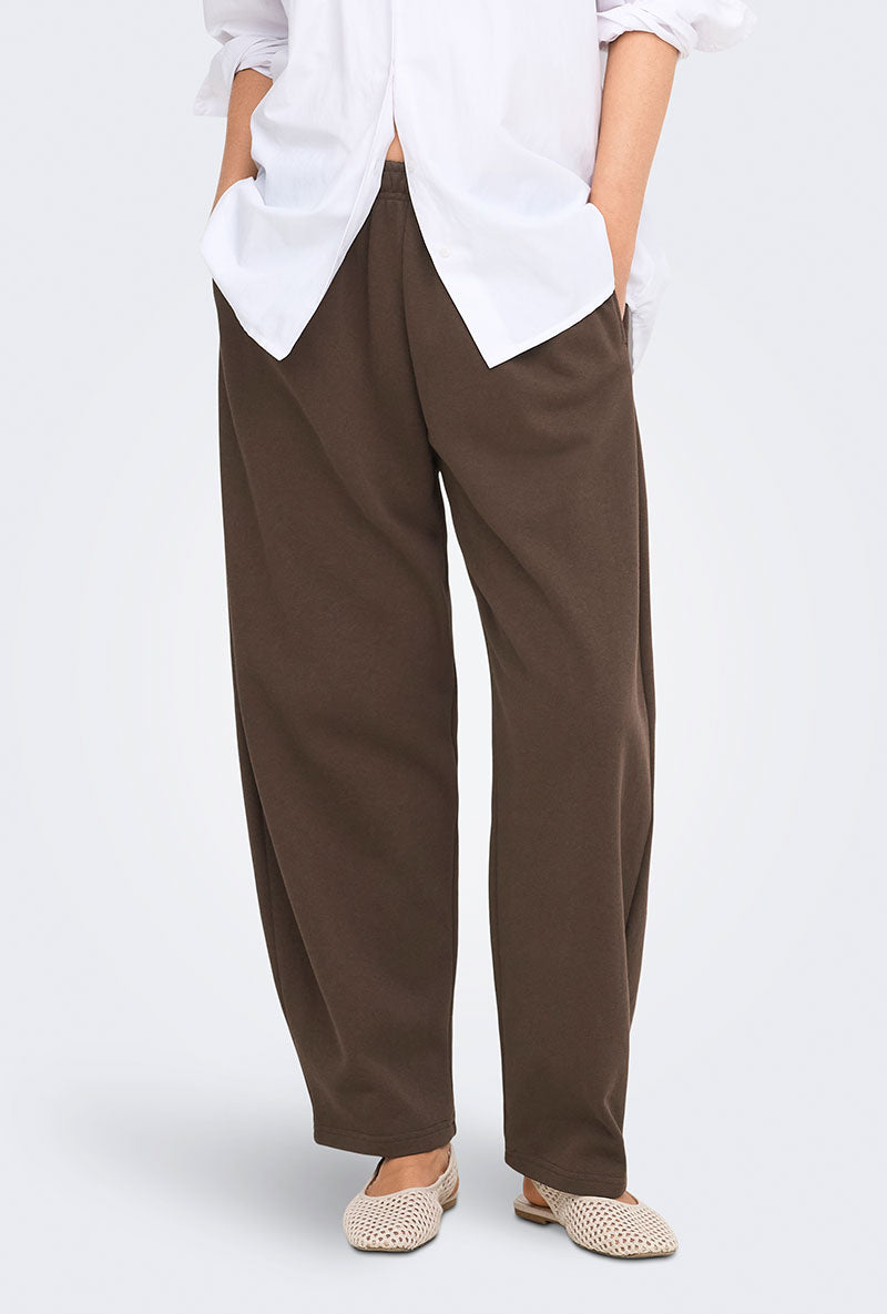 Front image of a model wearing Ofelia sweatpants in brown, by brand Only