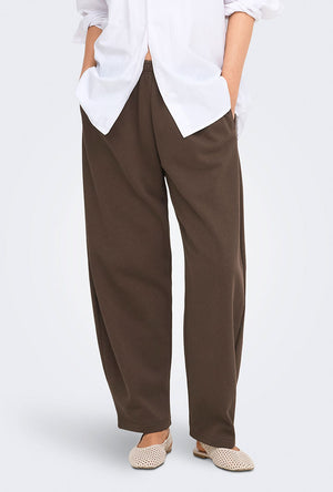 Front image of a model wearing the Ofelia sweatpants in brown, by brand Only