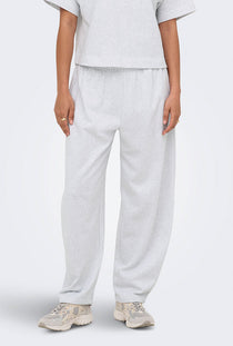 Front image of a model wearing the Ofelia sweatpants in light grey, by brand Only