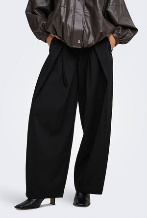 Front image of a model wearing the Yasmine mw pleat barrel pant in black, by brand Only
