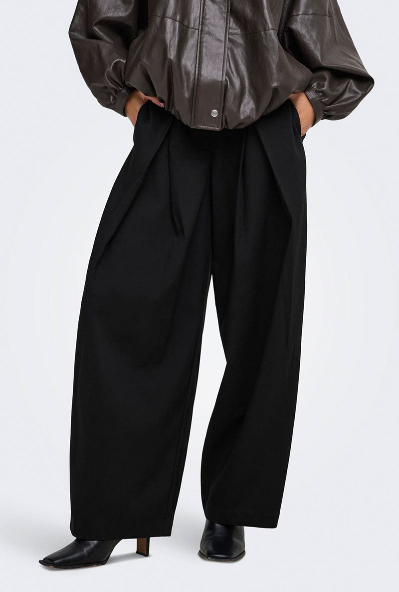 Front image of a model wearing Yasmine mw pleat barrel pant in black, by brand Only