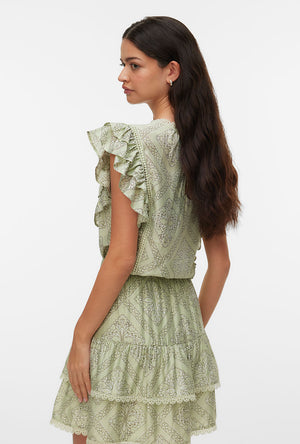Back image of a model wearing the Bliss s/l details top in green, by brand Vero moda