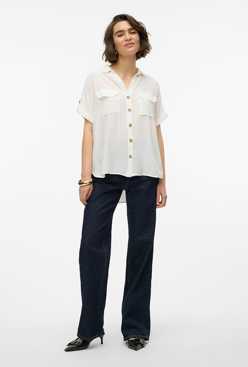 Front image of a model wearing Bumpy ss shirt in white, by brand Vero moda