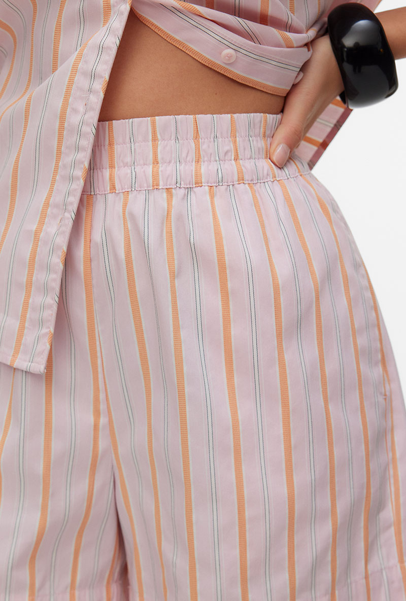 Front image of a model wearing Glow hw shorts in pink, by brand Vero moda