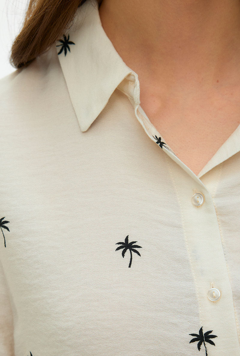 Front image of a model wearing Kai s/s shirt in beige, by brand Vero moda