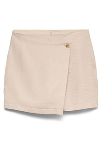 Front image of the Kaylie short skort in beige, by brand Vero moda