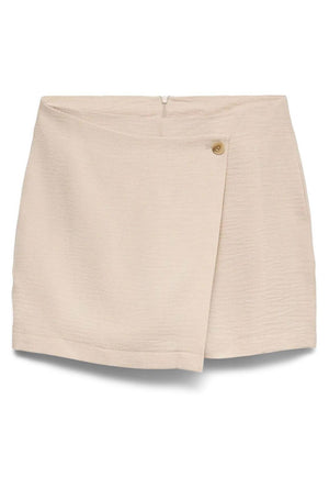 Front image of the Kaylie short skort in beige, by brand Vero moda