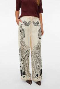 Front image of a model wearing the Lalita zola hw wide pant in beige, by brand Vero moda