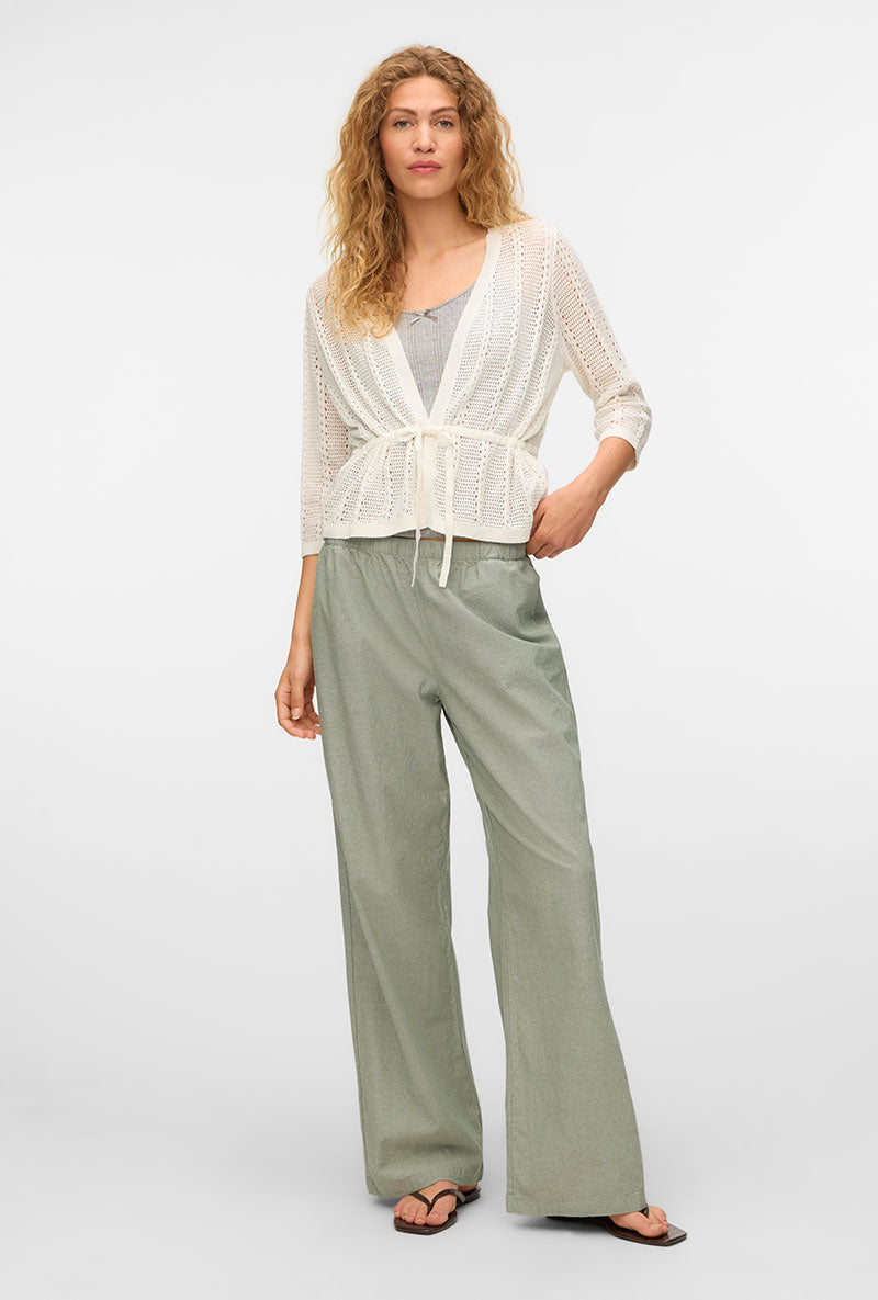 Front image of a model wearing Lux light 3/4 v in off white, by brand Vero moda