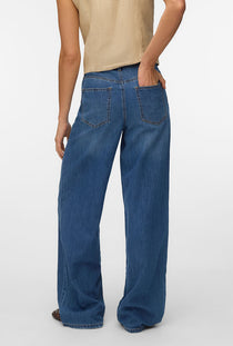 Back image of a model wearing the Rae hw wide jeans in denim, by brand Vero moda