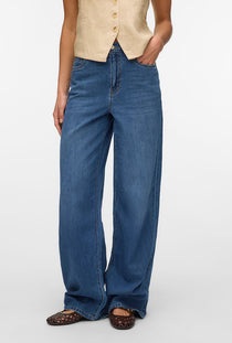 Front image of a model wearing the Rae hw wide jeans in denim, by brand Vero moda