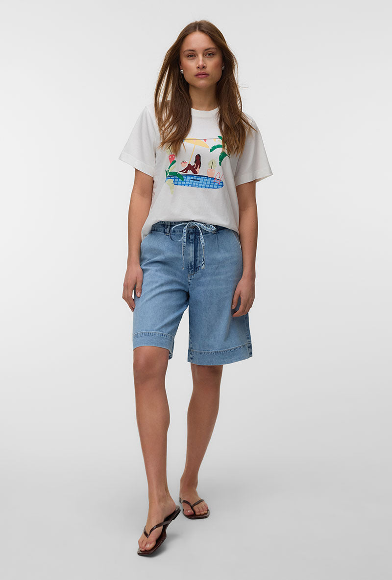 Front image of a model wearing Salli mette ss t in mul2, by brand Vero moda
