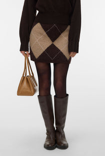 Front image of a model wearing the Darla nw short skirt in chocolate, by brand Vero moda