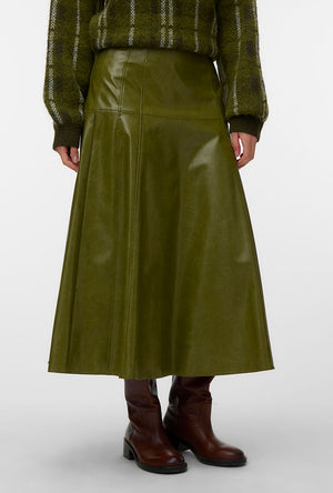 Front image of a model wearing the Dash hw coated skirt in green, by brand Vero moda