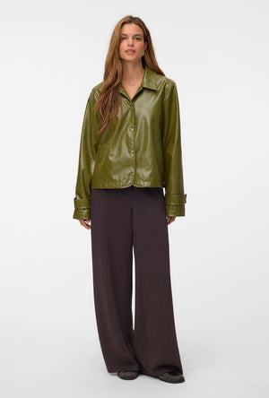 Front image of a model wearing the Dash short coated jacket in green, by brand Vero moda