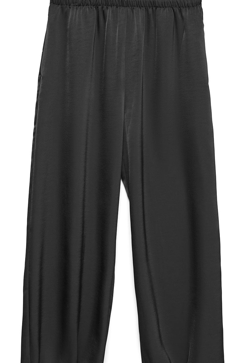 Front detailed image of Miro mw balloon pant in black, by brand Vero moda