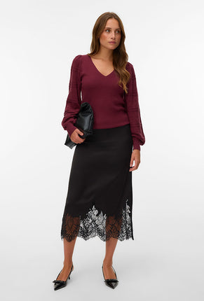 Front image of a model wearing New limone ls vneck pullover in burgundy, by brand Vero moda