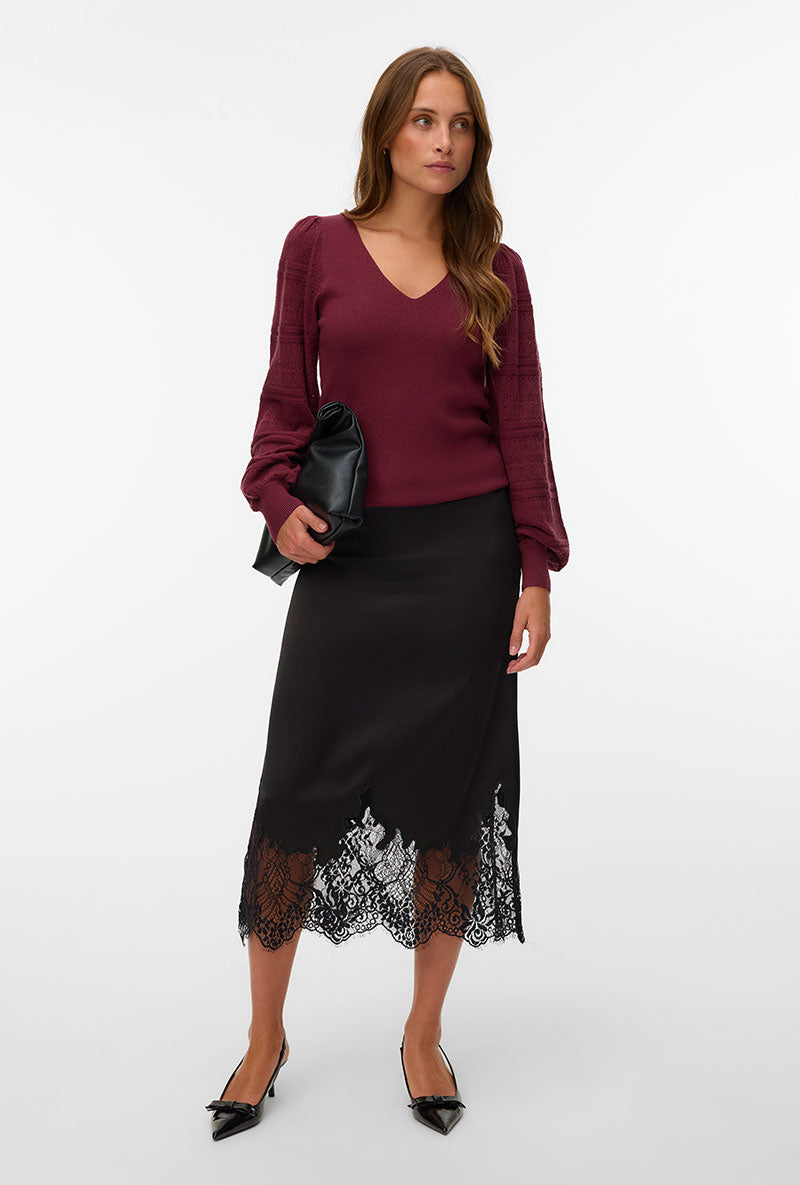 Front image of a model wearing New limone ls vneck pullover in burgundy, by brand Vero moda