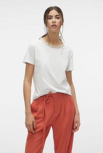 Front image of a model wearing the Philipa francis ss top in off white, by brand Vero moda