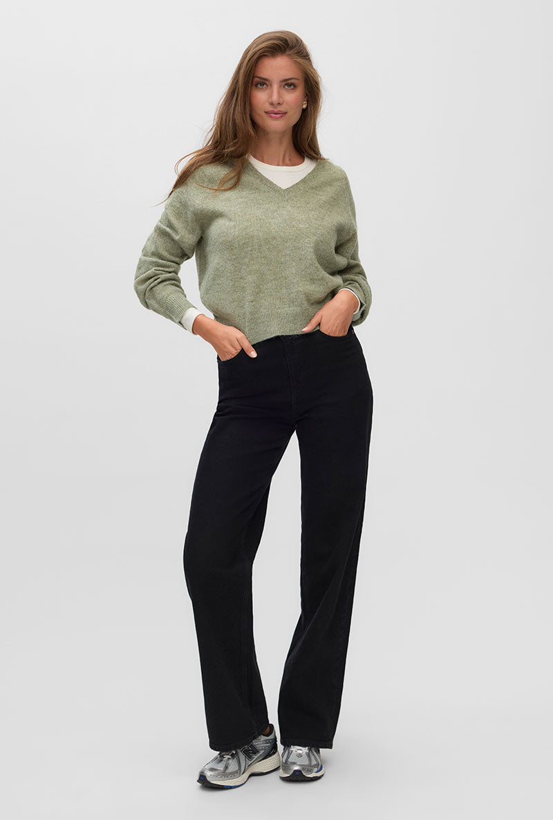 Front image of a model wearing Teak ls vneck pullover in light green, by brand Vero moda